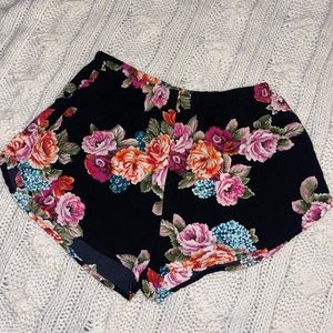 Size large floral flowy shorts, runs a tad small. Lightweight - worn twice